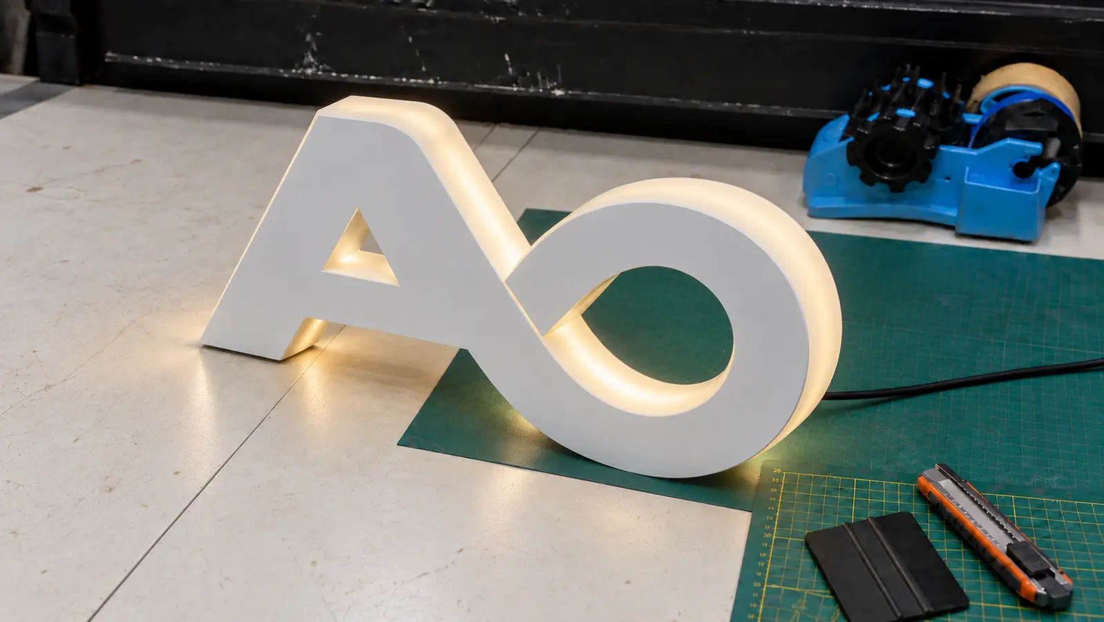 Das A&O-Logo als hinterleuchtetes 3D-Objekt in matt-weißer Ausführung